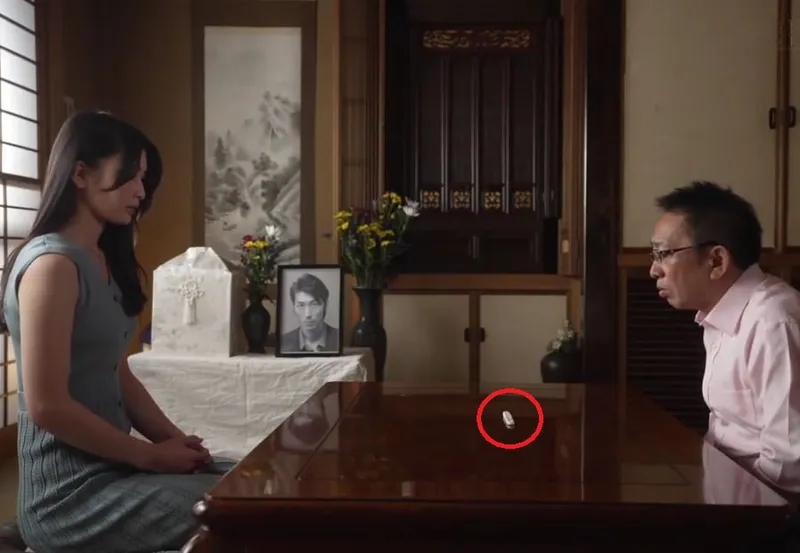 Một ngày sau tang lễ ông xã, bạn gái của con trai đã bị bố gã chồng ép trả bài không bao đến mang thai